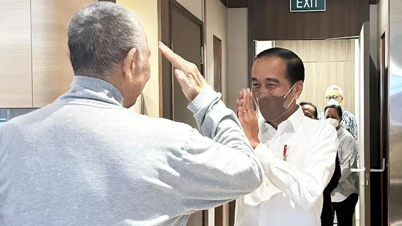 Menteri Koordinator Maritim dan Investasi Luhut Binsar Pandjaitan, buka suara terkait alasannya memilih berobat ke Singapura.