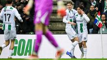 Penyerang Groningen, Thom van Berger, merayakan golnya bersama rekan-rekan setimnya, usai membobol gawang Ajax yang dikawal Maarten Paes, dalam lanjutan Eredivisie di Euroborg Stadium, Groningen, Sabtu (7/3/2026). (Olaf Kraak / ANP / AFP)