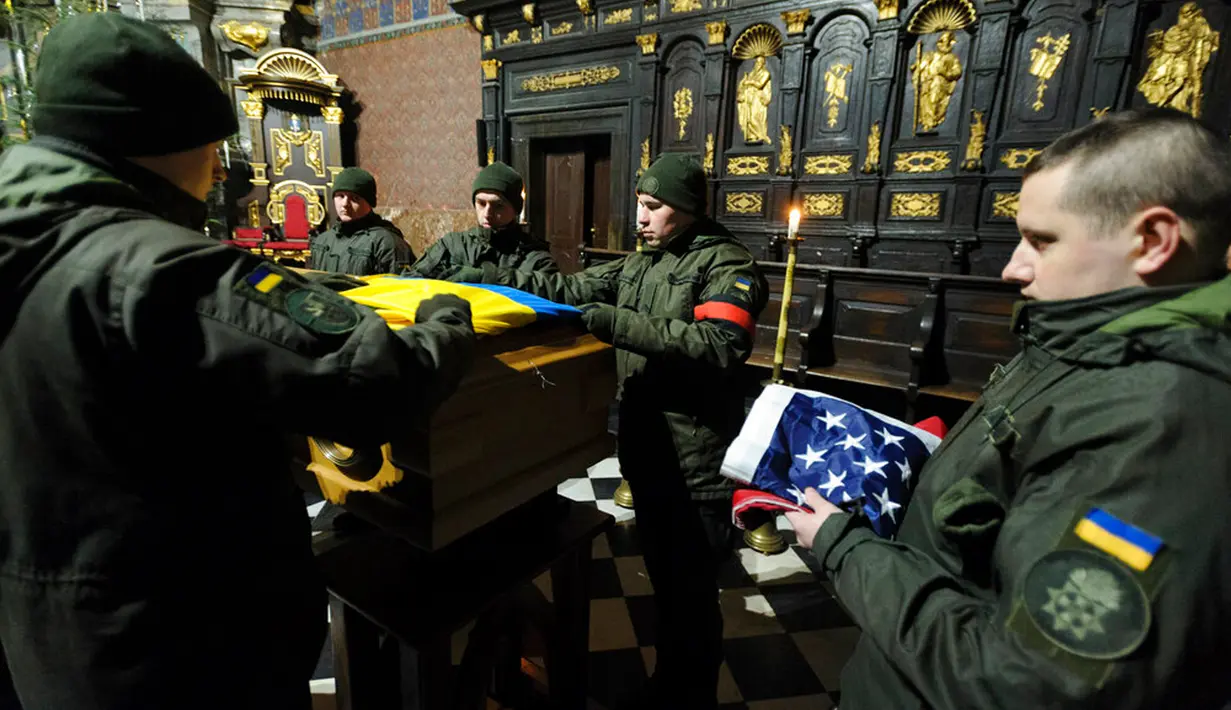 Tentara Ukraina menghadiri upacara perpisahan untuk warga negara Amerika Serikat Daniel W. Swift di Lviv, Ukraina, 31 Januari 2023. Seorang mantan Navy SEAL AS yang disersi pada 2019 tewas pekan lalu di Ukraina dalam pertempuran dengan tentara Rusia. (AP Photo/Mateusz Nowak)