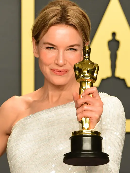 Aktris Renee Zellweger berpose di ruangan pers seusai menerima piala Oscar dalam ajang Academy Awards ke-92 di Dolby Theatre, Los Angeles, Minggu (9/2/2020). Renee Zellweger berhasil menyabet penghargaan sebagai Aktris Terbaik lewat perannya di film 'Judy'. (FREDERIC J. BROWN / AFP)