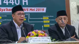 Menteri Agama Lukman Hakim Saifuddin (kiri) didampingi Ketua MUI Abdullah Jaidi menyampaikan hasil Sidang Isbat penentuan awal Ramadan 1440 Hijriah di Kementerian Agama, Jakarta, Minggu (5/5/2019). Kemenang melakukan pantauan hilal di 102 titik dari 34 provinsi. (Liputan6.com/Helmi Fithriansyah)