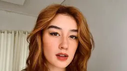 Kabar putus tersebut disampaikan langsung adik Kimberly Ryder setelah kedapatan datang seorang diri di sebuah acara pemutaran film. (FOTO: instagram.com/natasharyder/)