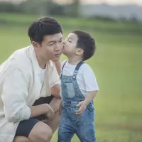 Setiap ayah memiliki gaya komunikasi yang berbeda, tetapi satu hal yang pasti, komunikasi yang terbuka dan penuh perhatian sangat penting. Foto: Freepik