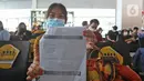 Calon penumpang dengan izin khusus kembali usai bekerja sebagai Tenaga Kerja Indonesia di Maldives menunjukan surat syarat terbang di Terminal 3 Bandara Soekarno Hatta, Banten, Kamis (7/5/2020). Pemerintah membuka kembali penerbangan domestik dengan penumpang bersyarat (Liputan6.com/Herman Zakharia)