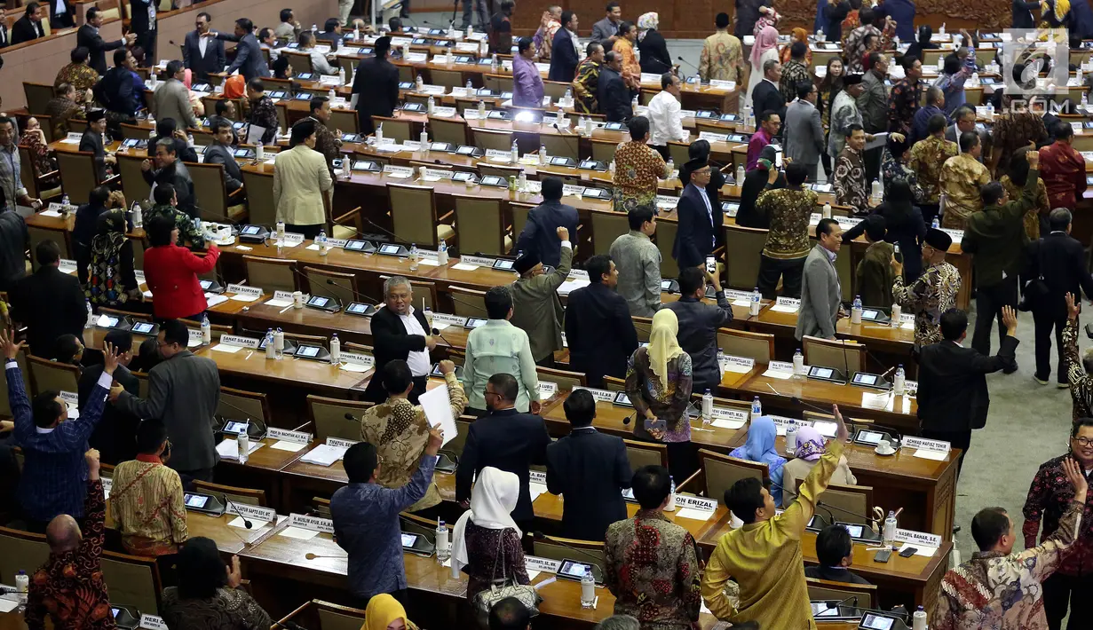 Anggota Dewan dari 4 Fraksi yaitu Gerindra, PAN, Demokrat, dan PKS melakukan Walk Out saat Pengambilan Keputusan RUU Pemilu, di Komplek Parlemen, Senayan, Jakarta, Kamis (21/7). DPR Mengesahkan RUU Pemilu menjadi UU. (Liputan6.com/Johan Tallo)