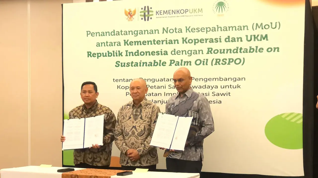 Kementerian Koperasi dan UKM bersama Rountable on Sustainable Palm Oil (RSPO) menandatangani MoU tentang penguatan dan pengembangan koperasi petani sawit swadaya, di Jakarta (10/7/2023). (Tira/Liputan6.com)