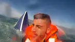 Seorang pria Suriah bernama Pellen Husein saat diselamatkan petugas setelah terombang - ambing di Laut Aegean, Turki, (8/2). Husein hanya berpegang dengan bangkai kapal yang masih terapung di air. (REUTERS / Turkish Coast Guard Command)