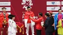 Presiden Joko Widodo memberikan mendali emas kepada atlet angkat besi Indonesia Eko Yuli Irawan setelah berhasil memenangkan pertandingan Angkat Besi pada  Asian Games 2018 di JIexpo, Kemayoran,Jakarta, Selasa (21/8). (merdeka.com/Imam Buhori)