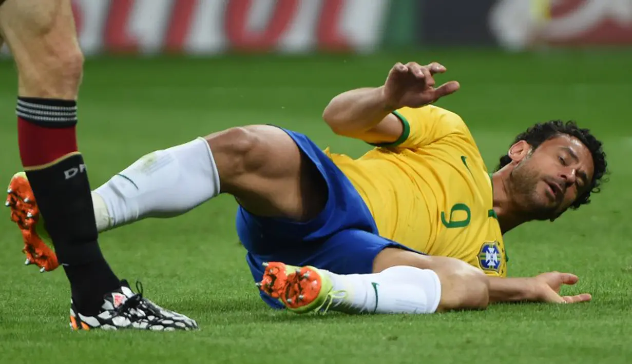 Tanpa Neymar, Fred seperti kebingungan untuk menjebol gawang Jerman. Ia harus jatuh bangun untuk mendapatkan bola, Estadio Mineirao, Rabu (9/7/2014)  (AFP PHOTO / PEDRO UGARTE)