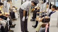 Petugas kereta api meminta maaf secara pribadi ke penumpang atas keterlambatan kereta. Sumber: 9gag