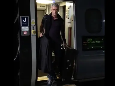 Jose Mourinho menggunakan kereta saat tiba di Manchester United untuk memulai aktifitasnya. (Instagram/Jose Mourinho)