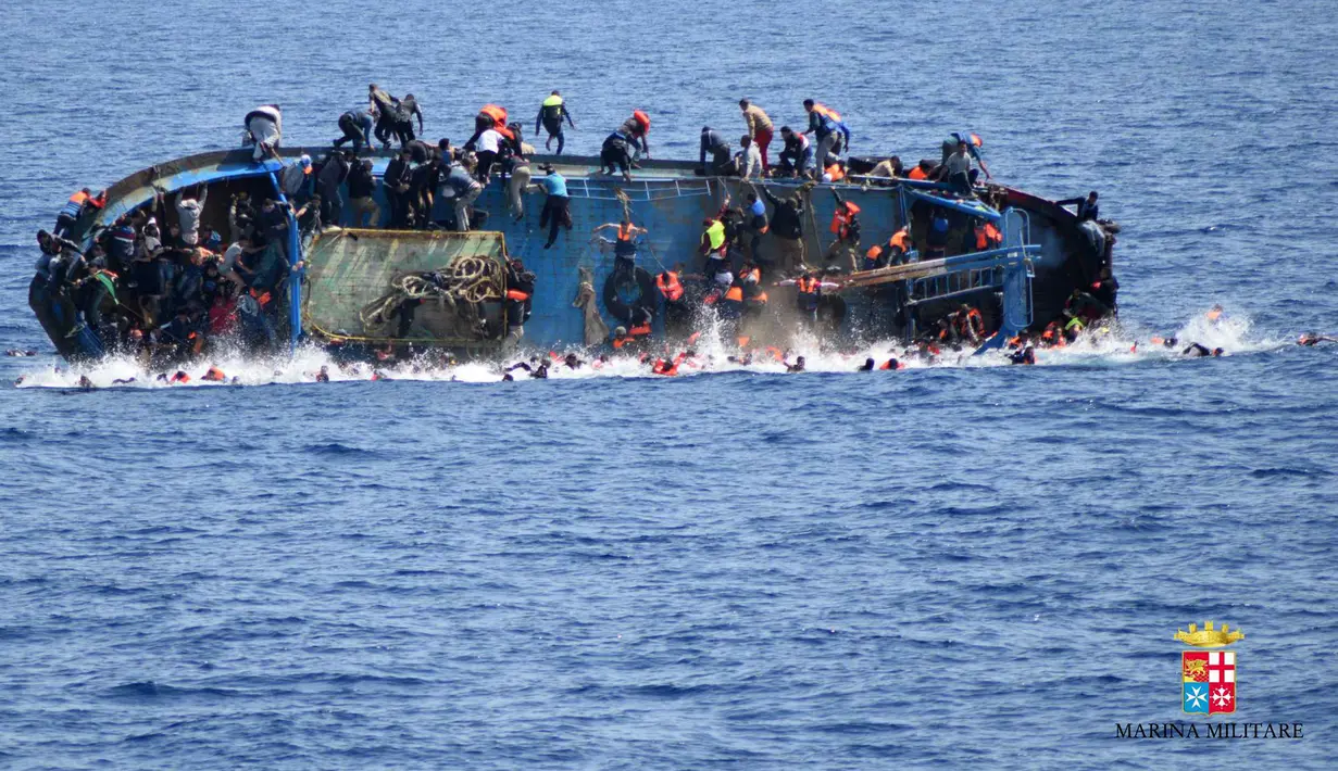 Perahu berpenumpang migran karam di lepas pantai Libya, Rabu (25/5). Angkatan Laut mengatakan 500 orang telah ditarik ke tempat yang aman dan tujuh mayat ditemukan, tetapi operasi penyelamatan terus dilakukan dan angka kematian bisa meningkat. (AFP PHOTO)