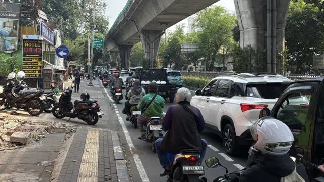 Suasana di sekitar lokasi Jembatan Penyeberangan Orang (JPO) yang rusak akibat ditabrak truk pengangkut alat berat.