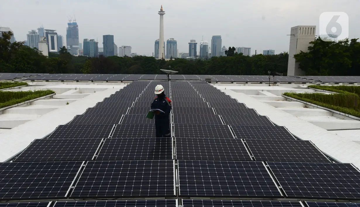 Teknisi sedang melakukan pemeriksaan instalasi panel surya di Masjid Istiqlal, Jakarta, Kamis (3/9/2020). Penggunaan listrik dengan tenaga surya ini sebagai upaya pemerintah mendukung penggunaan energi yang ramah lingkungan, efektif dan efesian. (merdeka.com/Imam Buhori)