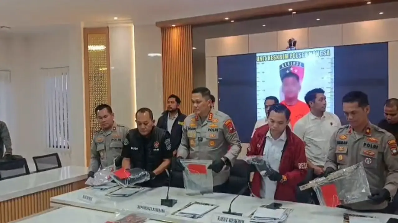 Kapolresra Barelang Kombes Pol Pol Anggoro Wicaksono saat pengungkapan kasus pembunuhan hubungan sesama jenis. (Liputan6.com/Ajang Nurdin)