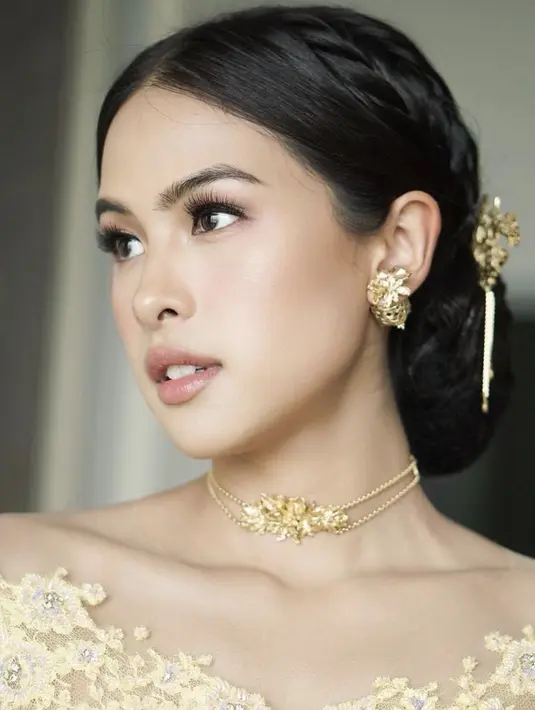 Maudy Ayunda pun tampil elegan dengan aksesori dari Tulola Jewelry, mulai dari kalung hingga anting