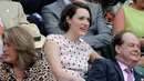 Aktris dan penulis Phoebe Waller-Bridge duduk tersenyum sebelum menyaksikan hari kelima Kejuaraan Tenis Wimbledon 2019 di Royal Box di Centre Court di London (5/7/2019). (AP Photo/Ben Curtis)