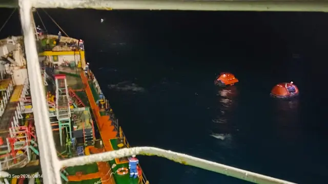 Kapal tanker MT Mauhau milik PT Pertamina Patra Niaga mengevakuasi 16 korban Kapal Virgo Transport 8 dan membantu pencarian korban lainnya. (Dok Pertamina)