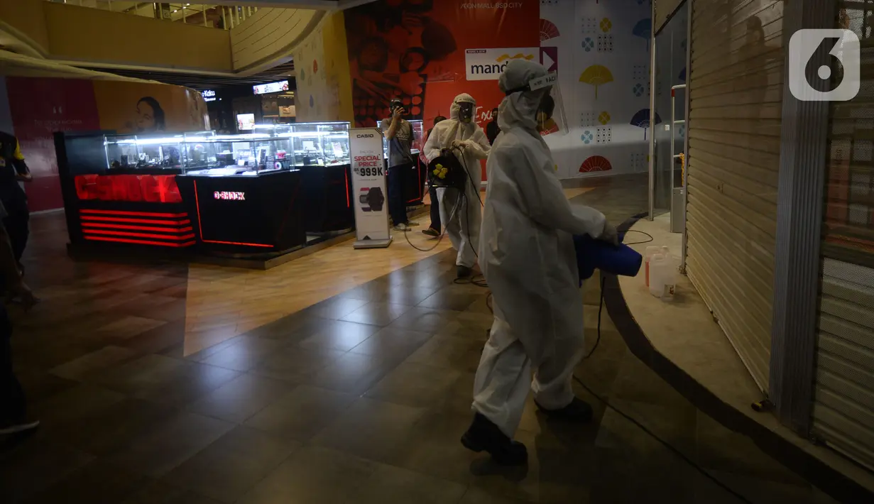 Petugas kesehatan melakukan penyemprotan disinfektan di Aeon Mall, BSD City, Kabupaten Tangerang, Banten, Jumat (7/8/2020). Penyemprotan dilakukan sebagai upaya pencegahan penularan setelah dua pegawai terindikasi positif COVID-19. (merdeka.com/Dwi Narwoko)