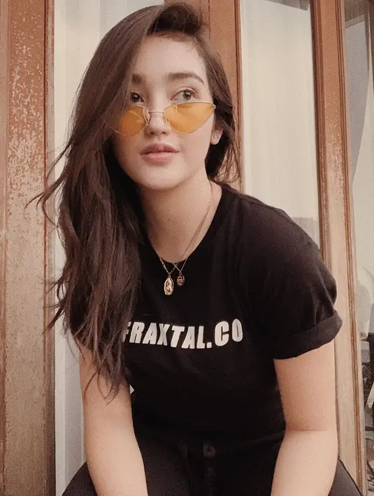 Dalam kesehariannya, bintang sinetron ini tetap tampil modis dan stylist meski hanya pakai kaos baisa. Ditambah akesoris kacamata kekinian, dirinya tampil casual chic.(Liputan6.com/IG/@rantymaria)