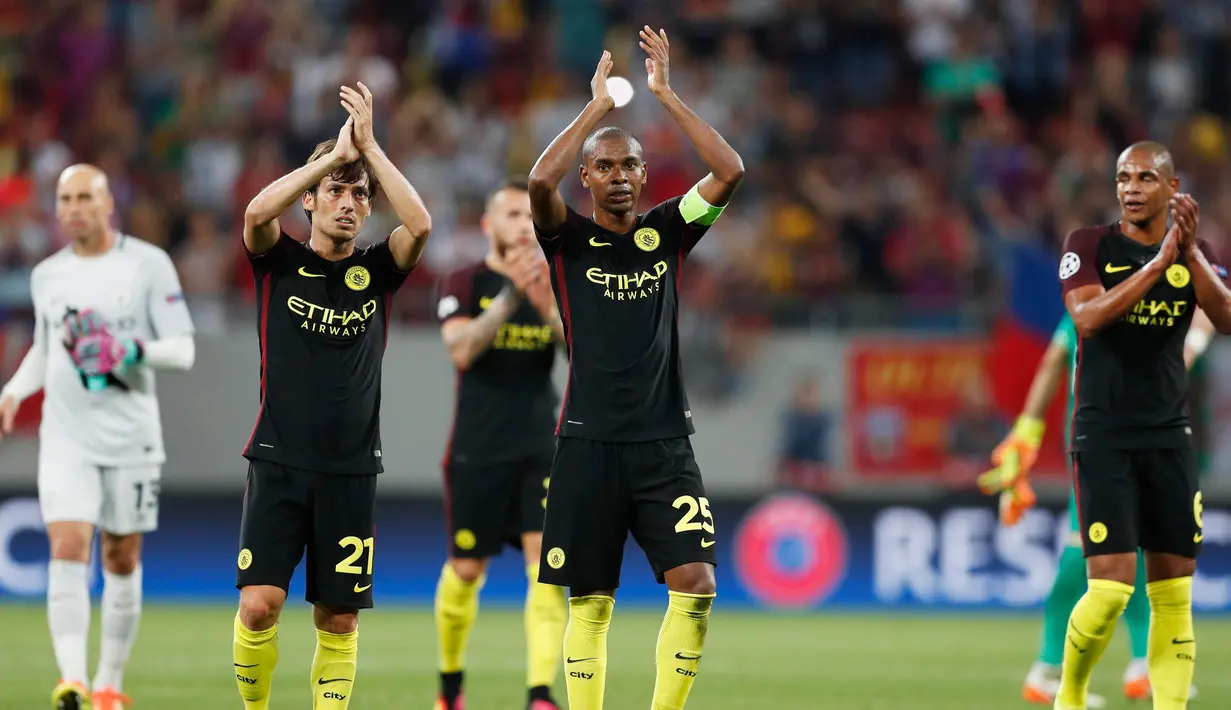 Pemain Manchester City bertepuk tangan usai laga play-off pertama Liga Champions melawan Steaua Bucharest di Arena Nationala, Selasa (16/8). Manchester City menang telak atas tuan rumah Steaua Bucharest dengan skor 5-0. (REUTERS)
