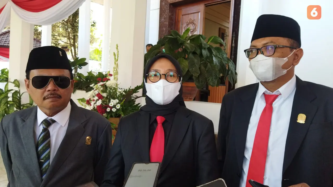 Bupati Banyuwangi Ipuk Fiestiandani (Tengah) memberikan stedmen terkait rencana pembentukan BNNK Banyuwangi (Hermawan Arifianto/Liputan6.com)