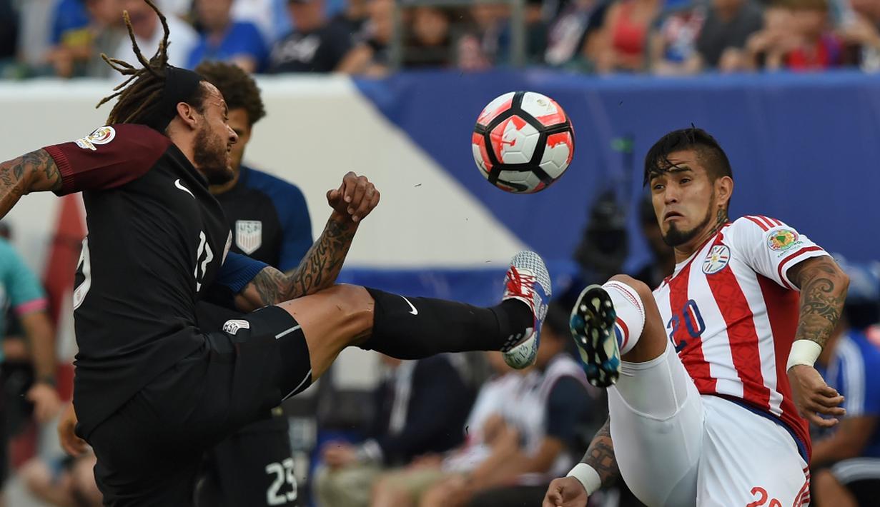 Pemain AS, Jermaine Jones, berebut bola dengan pemain Paraguay, Victor Hugo Ayala, dalam laga Grup A Copa America Centenario 2016 di Stadion Lincoln Financial Field, Philadelphia, AS, Minggu (12/6/2016) WIB. (AFP/Don Emmert)