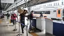 Calon penumpang saat menunggu keberangkatan kereta jarak jauh di Stasiun Pasar Senen, Jakarta, Senin (3/5/2021). Lonjakan penumpang diperkirakan berlangsung hingga 5 Mei mendatang. (merdeka.com/Iqbal S. Nugroho)