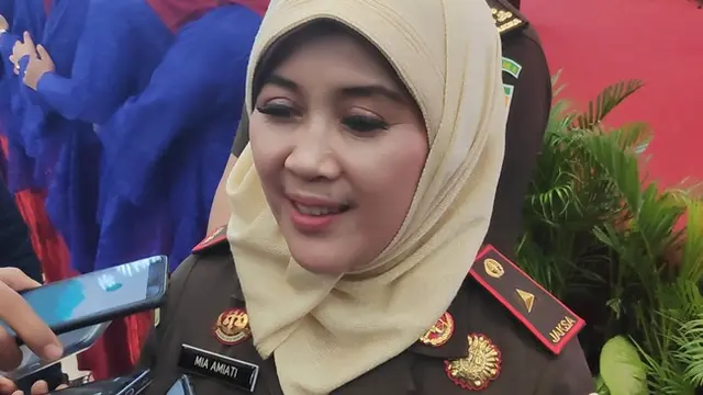 Kepala Kejati Riau Mia Amiati SH.