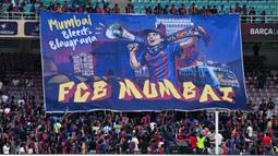 Para penonton membentangkan poster dalam laga persahabatan antara legenda Barcelona melawan legenda Real Madrid yang berlangsung di DY Patil Stadium, Navi Mumbai, India. (AFP/Punit Paranjpe)