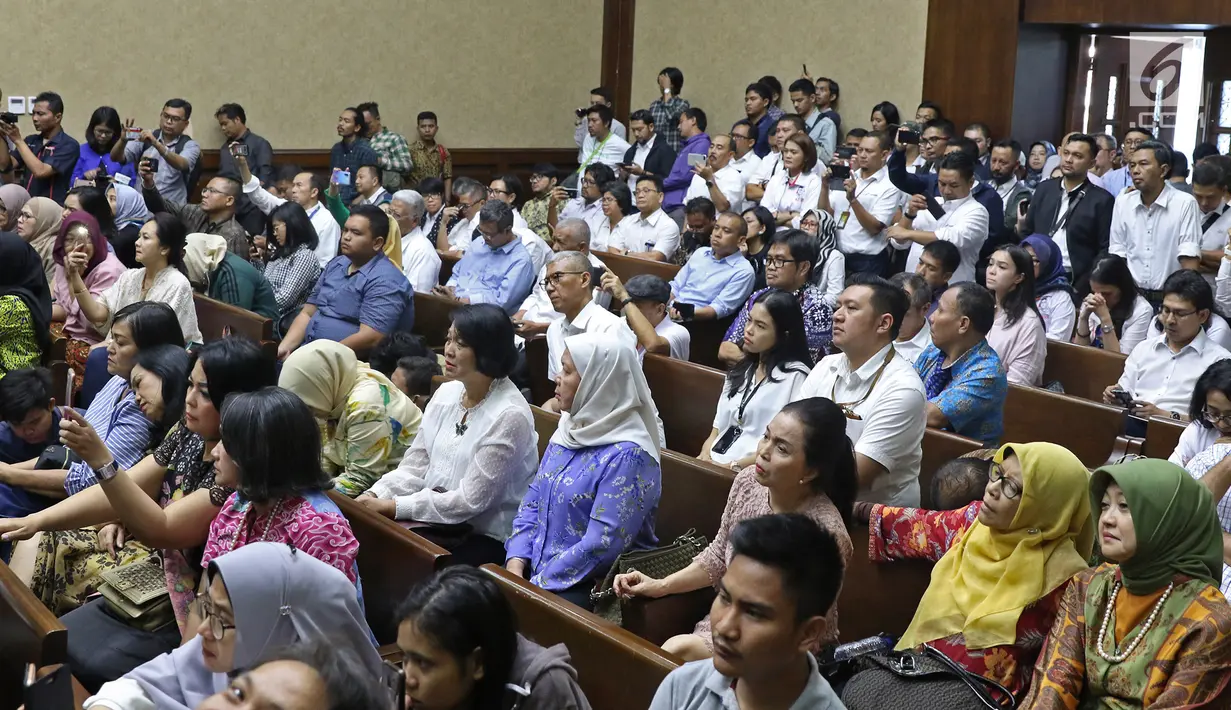 Suasana sidang pembacaan tuntutan mantan Dirut Pertamina Karen Agustiawan di Pengadilan Tipikor, Jakarta, Senin(10/6/2019). Karen Agustiawan dinyatakan bersalah terkait investasi Pertamina yang merugikan keuangan negara senilai Rp 568,066 miliar. (Liputan6.com/Herman Zakharia)