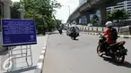 Kendaraan melintas di dekat Papan pemberitahuan Uji Coba jalur di Kawasan kuningan, Jakarta, Sabtu (23/7). Mulai 27 Juli sampai 26 Agustus Dishub Jakarta akan Uji Coba pembatasan Lalu Lintas Ganjil-Genap di Jalur Bekas 3 in 1. (Liputan6.com/Helmi Afandi)