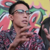 Bersama kuasa hukumnya, Kiswinar menyambangi Kompas TV, Senin (3/10/2016). Kedatangannya berkaitan dengan beberapa hal, mengenai motivator Mario Teguh hingga selesai program yang dibawakannya. (Adrian Putra/Bintang.com)