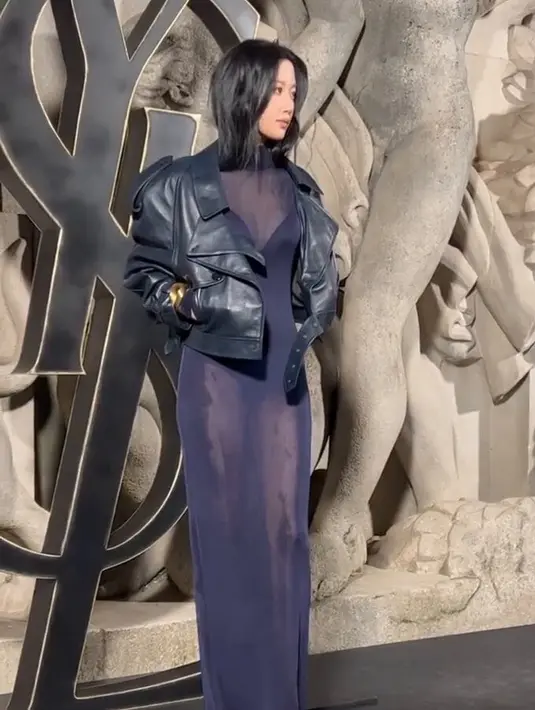 Moon Ga Young saat hadir di acara Paris Fashion Week 2023. Wanita 26 tahun itu disebut-sebut memakai 'baju dinas' karena begitu seksi. (Instagram/m_kayoung)