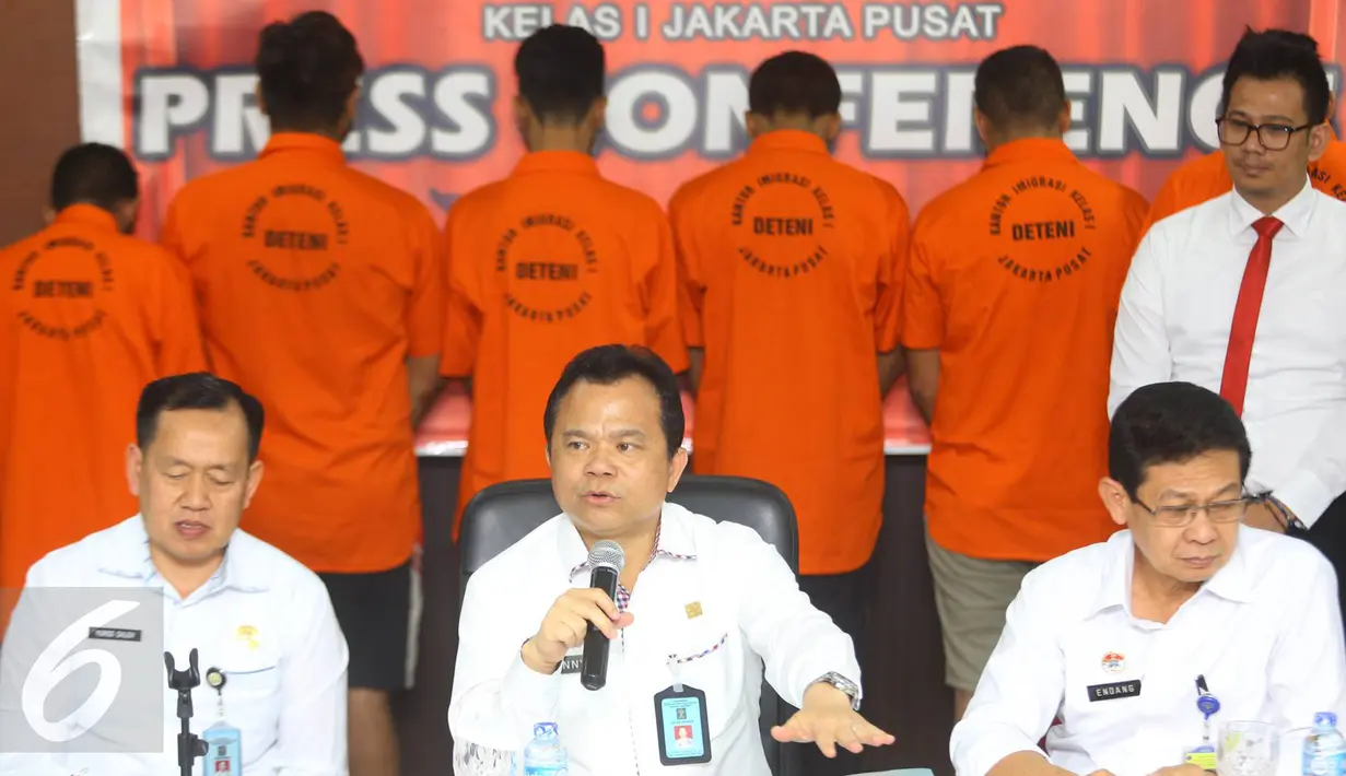 Direktur Jenderal Imigrasi Kementerian Hukum dan HAM Ronny F. Sompie memberi keterangan saat rilis sindikat internasional pemalsuan dokumen keimigrasian di Kantor Imigrasi Jakarta Pusat, Rabu, (18/1). (Liputan6.com/Immanuel Antonius)