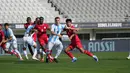 Dua pemain Timnas Indonesia U-19, Meshaal Hamzah (tengah) dan Kadek Arel (kanan) bersiap menyambut bola sepak pojok saat menghadapi Argentina U-19 pada laga pertama Turnamen Seoul Earth on Us Cup 2024 di Stadion Mokdong, Seoul, Korea Selatan, Rabu (28/8/2024). (Dok. PSSI)