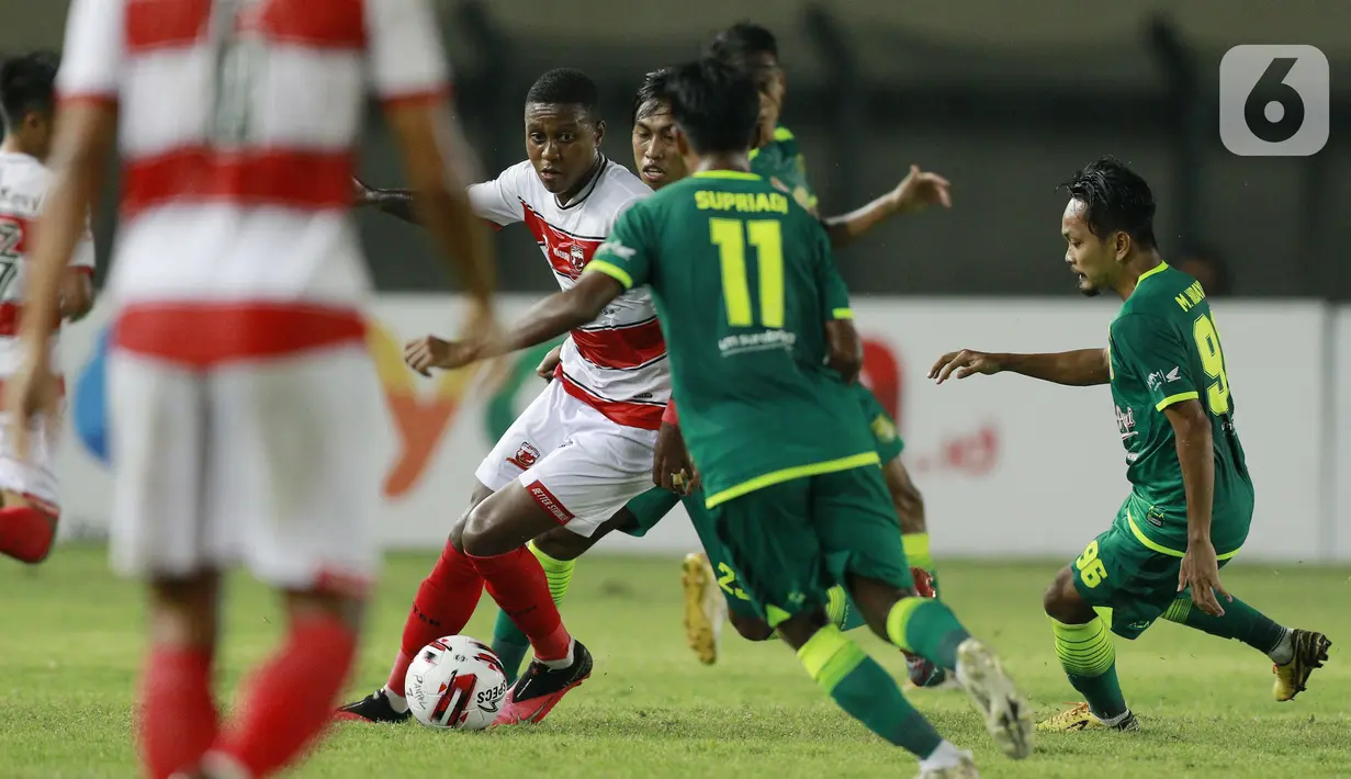 Pemain Madura United, Hugo Gomes (kedua kiri), berusaha melewati pemain Persebaya Surabaya pada laga Piala Menpora 2021 di Stadion Si Jalak Harupat, Bandung, Minggu (28/3/2021). Persebaya Surabaya menang 2-1. (Bola.com/M Iqbal Ichsan)