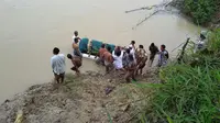 Jenasah Jinem siap berenang menyeberangi sungai Lusi, Rabu (8/2/2017). (foto : felek wahyu)