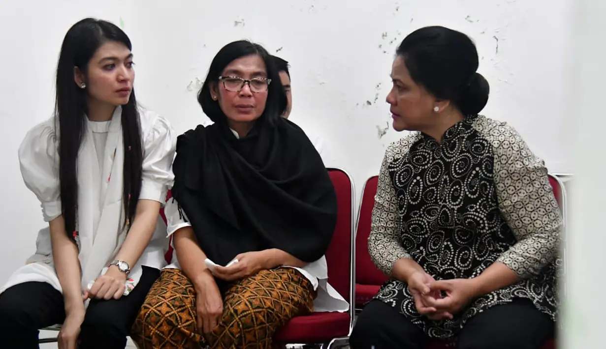 Ibu Negara, Iriana Joko Widodo Iriana melayat ke rumah duka besannya, Didit Supriyadi, di Sumber, Solo, Selasa (3/4). Sekitar lokasi rumah duka pun mendapat penjagaan ketat dari personel Polri dan TNI. (Liputan6.com/Pool/Kris-Biro Pers Setpres)