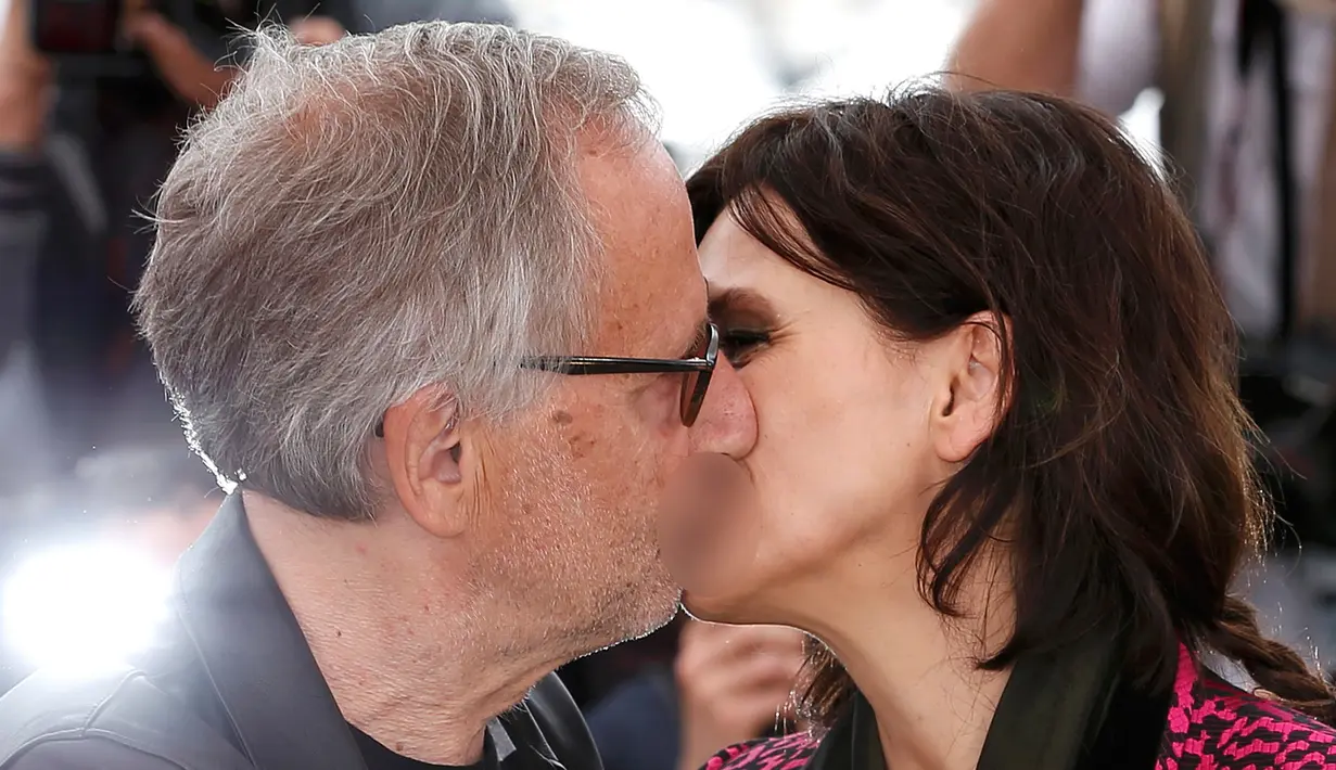 Aktor Fabrice Luchini mencium aktris Juliette Binoche saat Festival Film Cannes ke-69 di Cannes , Prancis , 13 Mei 2016. Hebohnya di acara ini, Fabrice Luchini mencium mesra kedua pemeran wanita yang bermain film bersamanya. (REUTERS / Yves Herman)