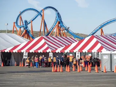 Area tenda di mana petugas kesehatan memberikan suntikan vaksin di pusat vaksinasi Covid-19 skala besar di Six Flags Magic Mountain di Valencia, California, Selasa (2/2/2021). Situs ini di salah satu dari lima situs vaksin corona utama yang dioperasikan oleh Los Angeles County. (VALERIE MACON/AFP)