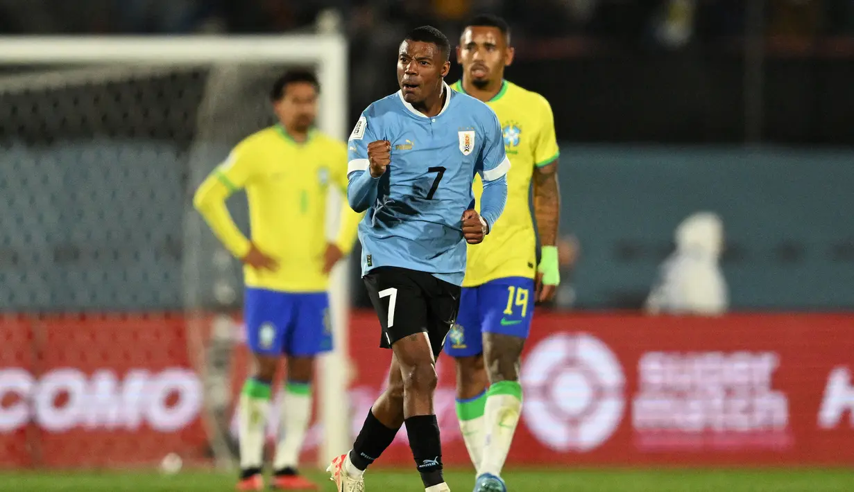 Satu pemain lagi yang menghuni posisi puncak daftar top skor sementara Kualifikasi Piala Dunia 2026 Zona Conmebol dengan raihan 3 gol adalah gelandang Uruguay, Nicolas de la Cruz. Pemain berusia 26 tahun yang kini tengah menjalani musim ke-7 bersama River Plate ini mampu membawa Uruguay menempati posisi kedua pada klasemen sementara kualifikasi Piala Dunia 2026 Zona Conmebol dengan koleksi 7 poin dari 4 laga. (AFP/Eitan Abramovich)