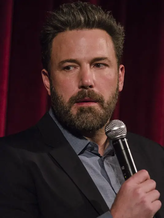 Masih belum menunjukan hubungan mereka yang sebenarnya, Ben dan Shookus yang tak terlihat wara-wiri bersama di red carpet tetap duduk bersebelahan selama Emmy Awards 2017 berlangsung. (AFP/Kris Connor)
