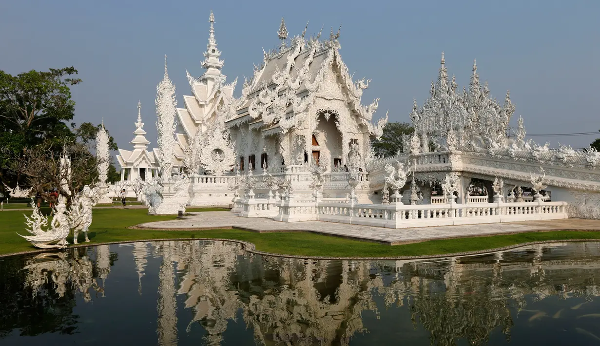 Wat Rong Khun juga dikenal sebagai Kuil Putih dirancang oleh seniman visual Thai Chalermchai Kositpipat, Jumat (4/3). Selain patung-patung dewa, di kuil ini juga terdapat jembatan neraka. (REUTERS / Jorge Silva)