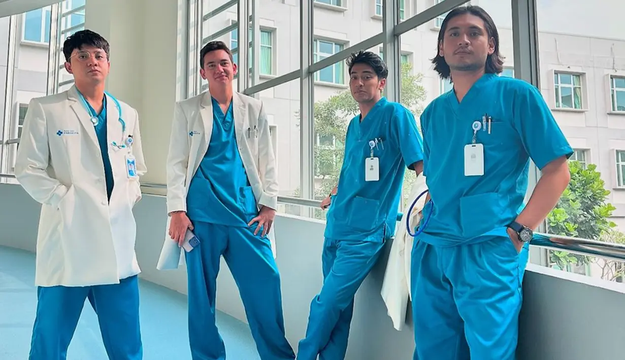 Series Sekotengs menampilkan empat aktor tampan Tanah Air yang bikin penonton tak sabar menantikan kelanjutan episodenya. Apalagi tayangan ini bergenre drama dan komedi, yang disukai oleh masyarakat Indonesia. Potret seru saat di belakang layar pun sukses mencuri perhatian. (Liputan6.com/IG/@giorgino_abraham)