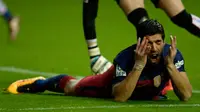 Striker Barcelona, Luis Suarez, gagal mengeksekusi penalti saat melawan Sporting Gijon, Kamis (18/2/2016) dini hari WIB. (AFP/Miguel Riopa)