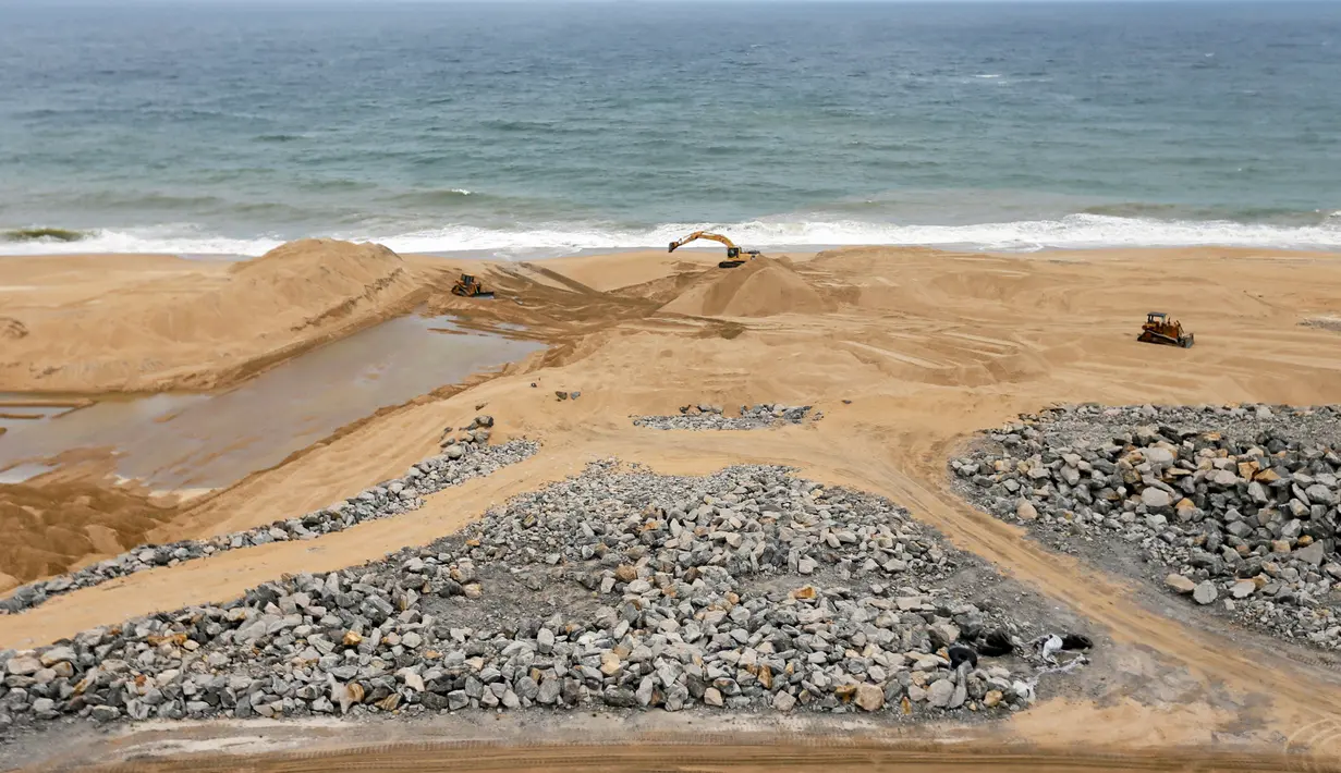 Alat berat dikerahkan untuk proyek reklamasi di pesisir Kolombo, Sri Lanka, Selasa (9/8).Proyek besar ini merupakan hasil kerjasama antara pemerintah Sri Lanka dan Tiongkok. (REUTERS/Dinuka Liyanawatte)