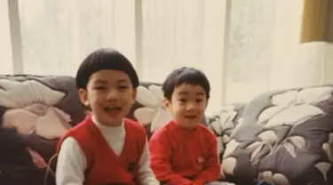 Gemasnya Henry lau bersama saudaranya di masa kecil. (Foto: Instagram/henryl89)