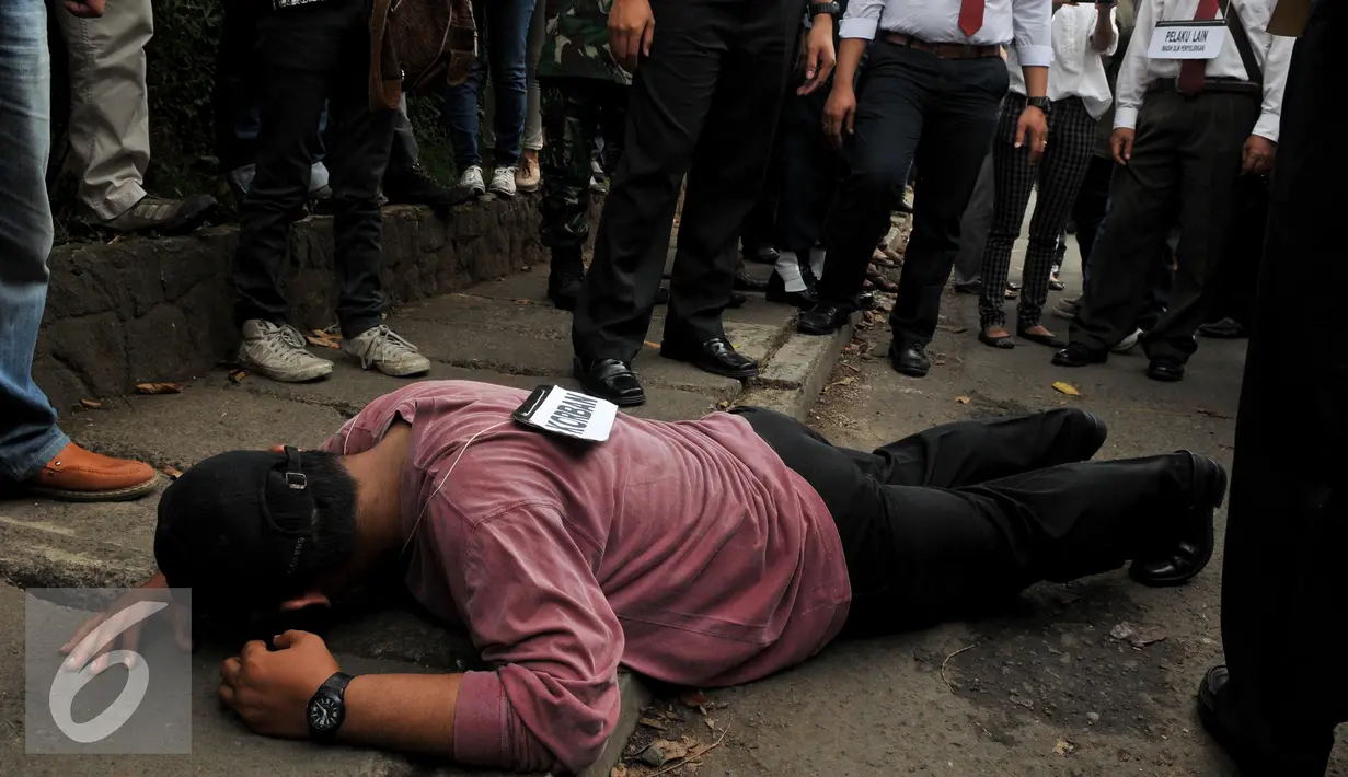 Model yang berperan sebagai Jopi Peranginangin mengikuti reka ulang, Kemang, Jakarta, Kamis (11/06/2015). Proses rekonstruksi tersebut terdiri dari 31 reka adegan yang diperankan oleh tersangka dan saksi-saksi. (Liputan6.com/Andrian M Tunay)