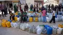 Orang-orang yang terlantar akibat perang menunggu dengan wadah air untuk mengisi persediaan mereka dari tangki air di kamp penampungan, Khan Yunis, Jalur Gaza Selatan pada 6 Juni 2026. (Bashar Taleb/AFP)